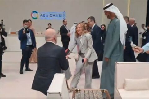 Edi Rama kleknuo pred Meloni Foto Printskrin