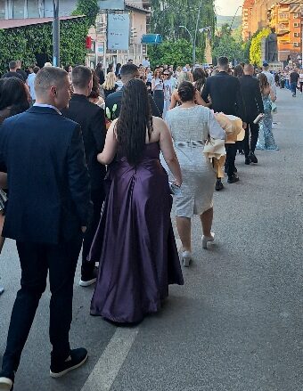 Defile maturanata u Kosovskoj Mitrovici