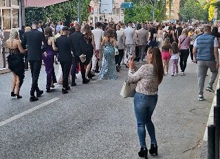 Defile maturana u Kosovskoj Mitrovici