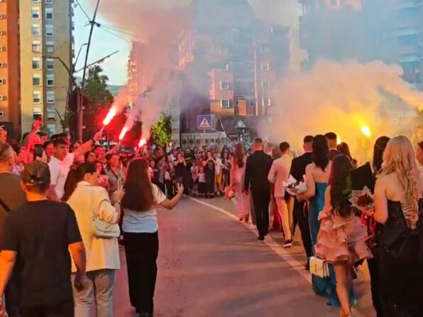 Defile maturanata u Kosovskoj Mitrovici