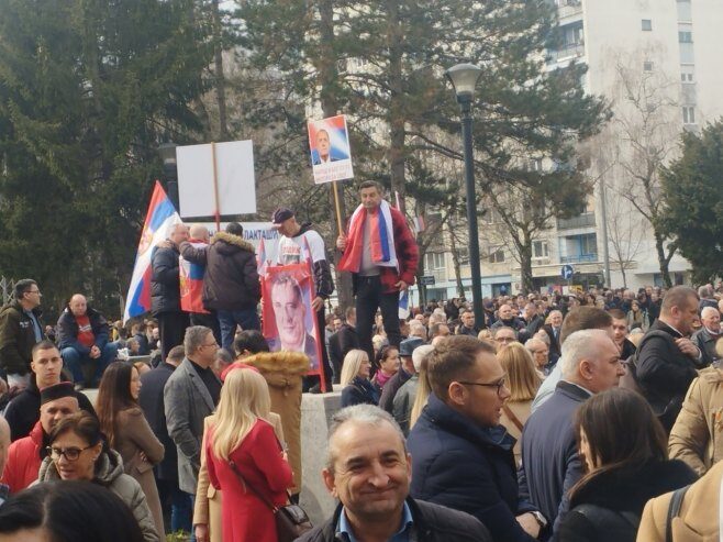 Građani sa Dodikom čekaju presudu Foto RTRS