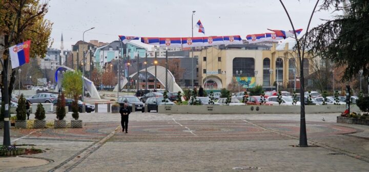 severna mitrovica most na ibru zastave foto balkanfacts