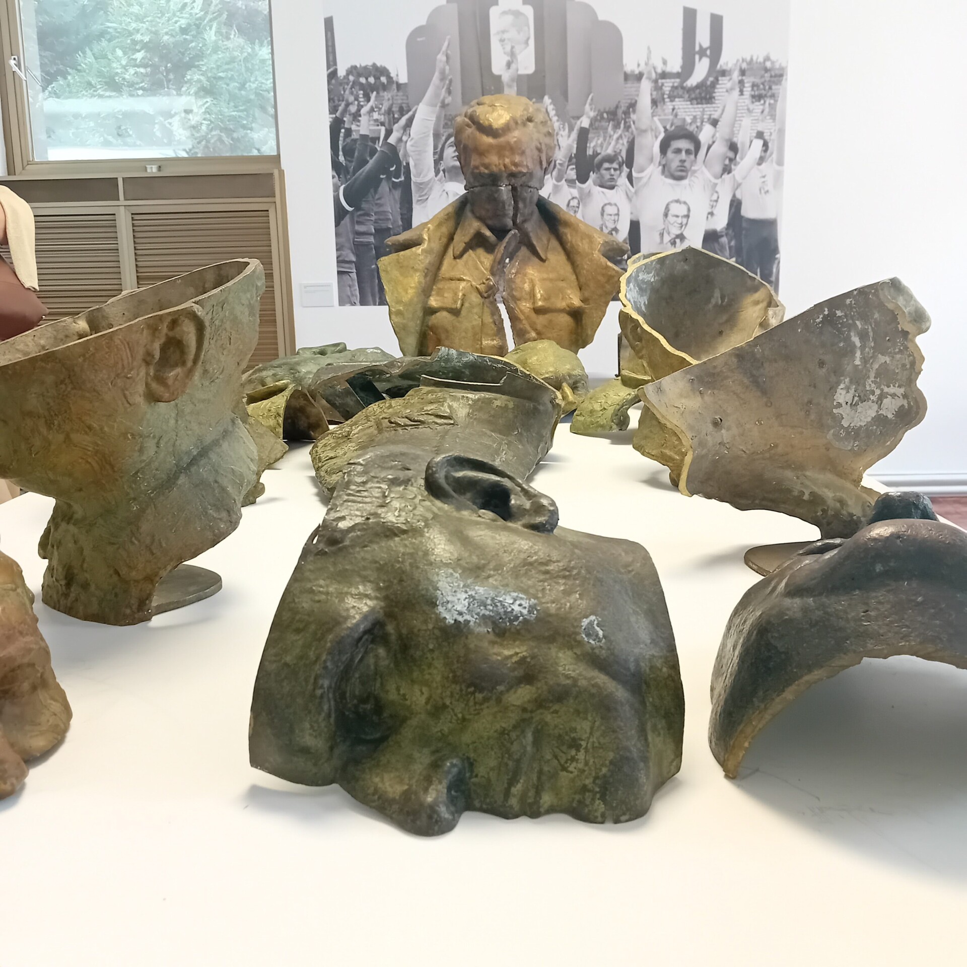 Ostaci bisti Josipa Broza - Seciranje Jugoslavije