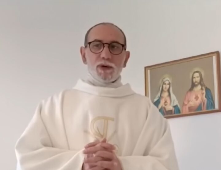 Italijanski svestenik Natale Santonocito Foto Printskrin