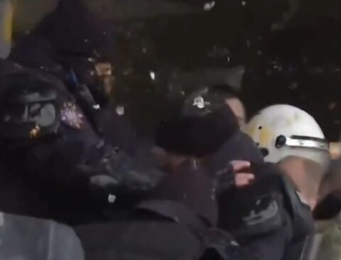 Napad na policiju u Novom Sadu Foto Printskrin