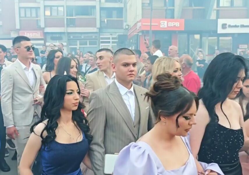 Defile maturanata u Kosovskoj Mitrovici