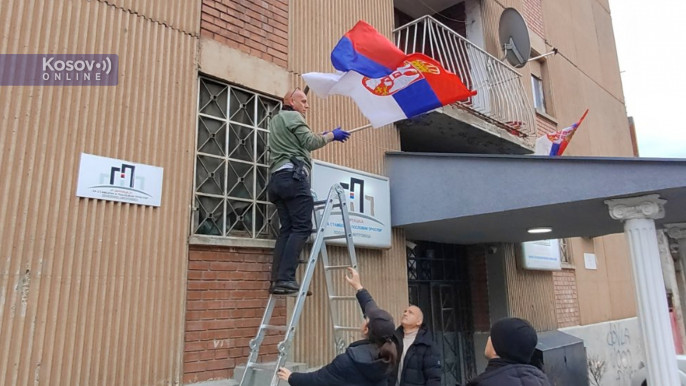 Foto kosovo online kosovska policija skida srpsku zastavu severna mitrovica