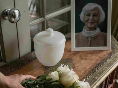 Urna kremacija Foto Cottonbro studio Pexels