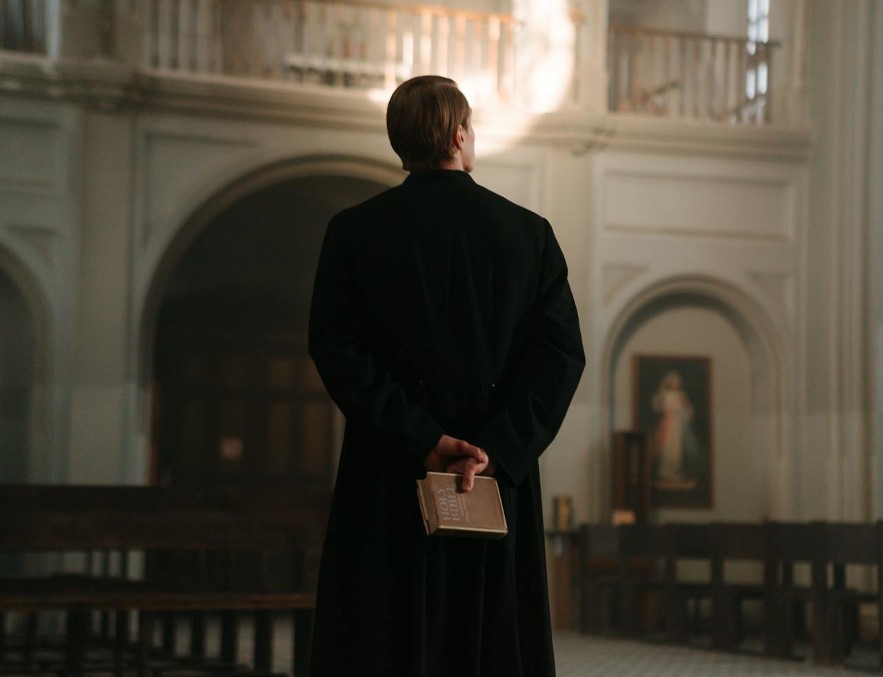 Katolički sveštenik Foto Pexels Cottonbro studio ilustracija