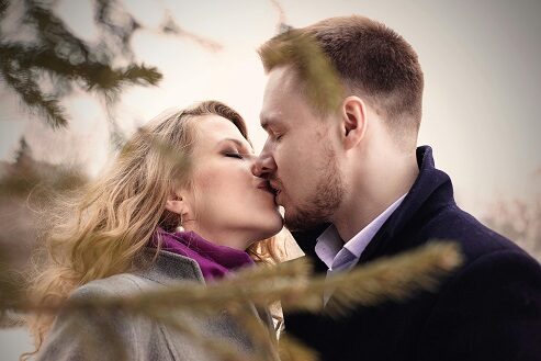 Poljubac / Par / Ljubav / Pexels