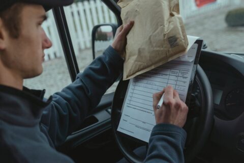 Postar brza posta posiljka Foto Pexels Tima Miroshnichenko