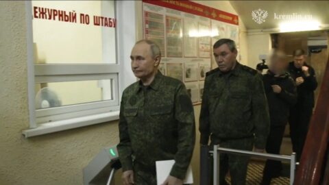 Vladimir Putin u vojnoj uniformi obisao Kursk Foto Kremlin Press Office / AFP / Profimedia