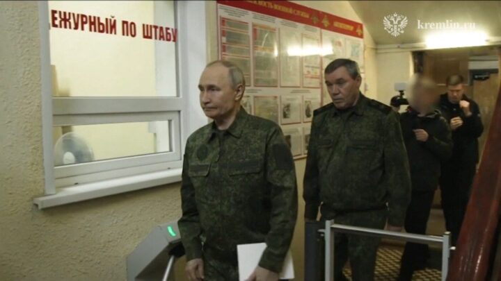 Vladimir Putin u vojnoj uniformi obisao Kursk Foto Kremlin Press Office / AFP / Profimedia