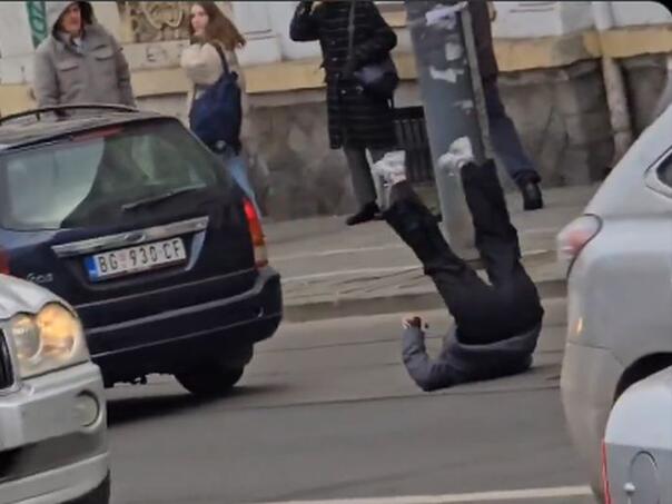 Udario devojku automobilom foto Printskrin