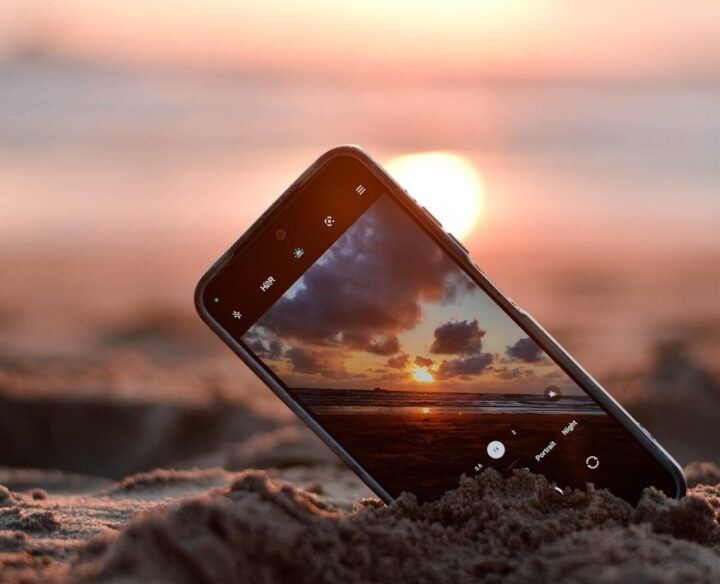 Mobilni telefon Image by Boris Kjaev from Pixabay